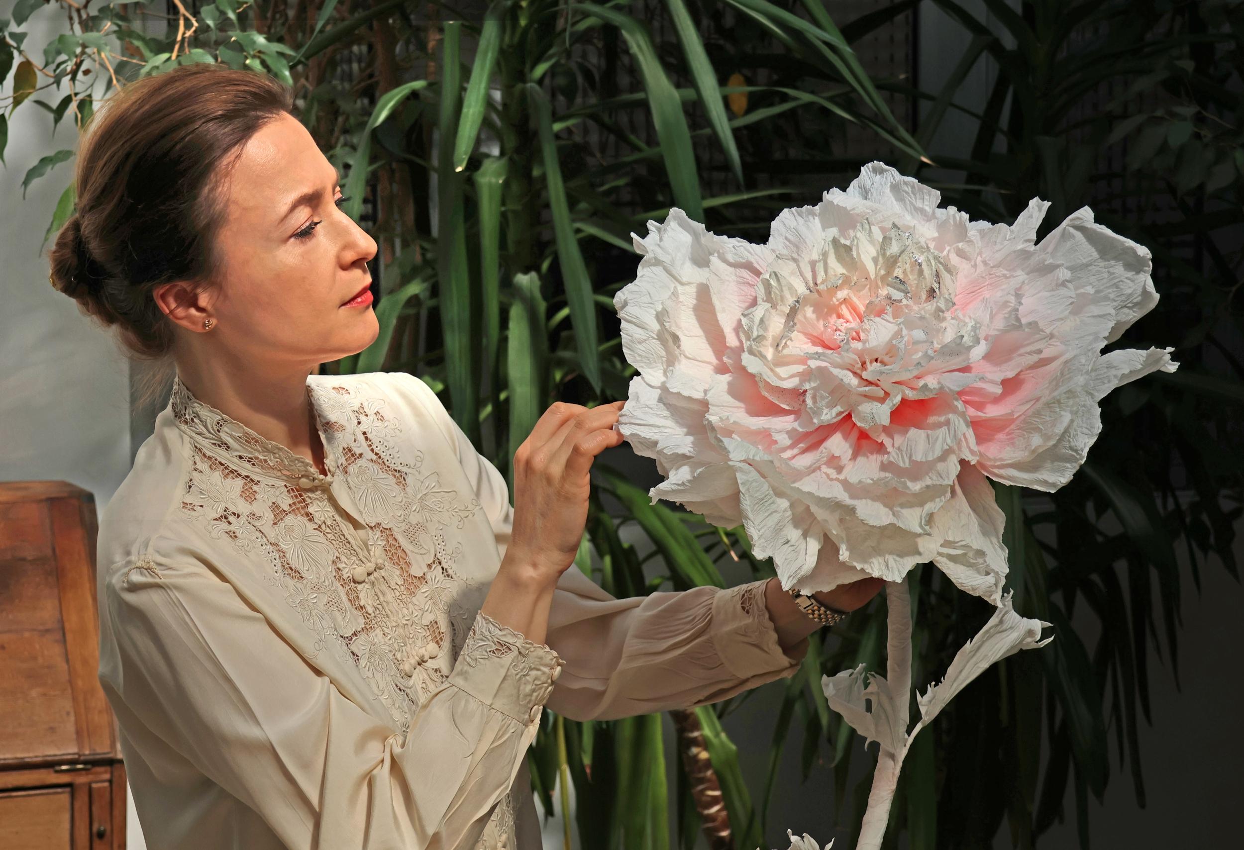 Créez une fleur de pivoine éternelle en papier et matières recyclées avec Anna à Paris - Image n°6 - Wecandoo