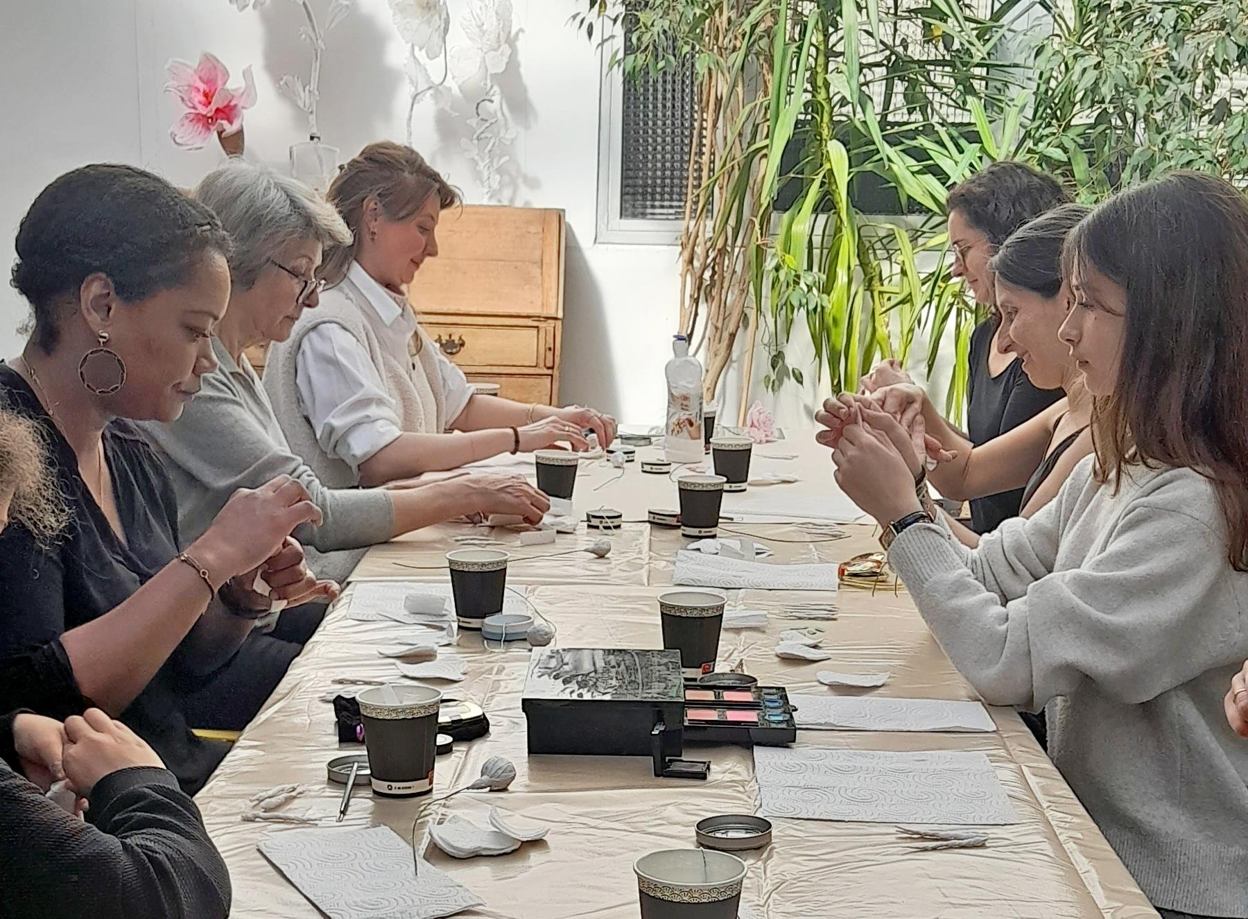Créez une fleur de pivoine éternelle en papier et matières recyclées avec Anna à Paris - Image n°4 - Wecandoo