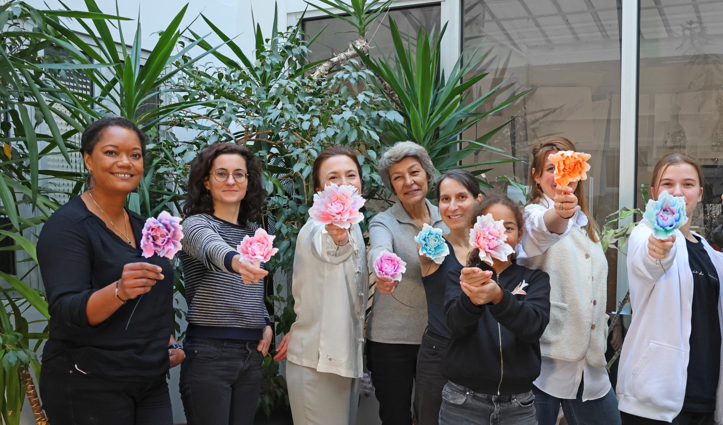 Créez une fleur de pivoine éternelle en papier et matières recyclées avec Anna à Paris - Image n°3 - Wecandoo