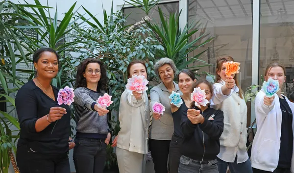 Créez une fleur éternelle en papier et matières recyclées avec Anna à Paris - Image n°5 - Wecandoo