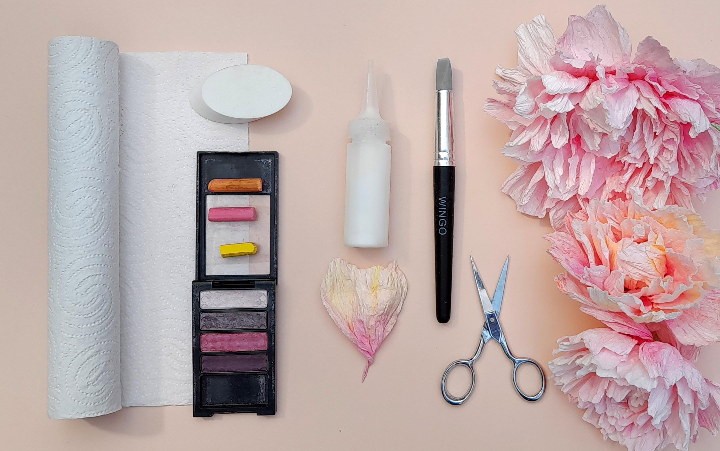 Créez une fleur de pivoine éternelle en papier et matières recyclées avec Anna à Paris - Image n°2 - Wecandoo