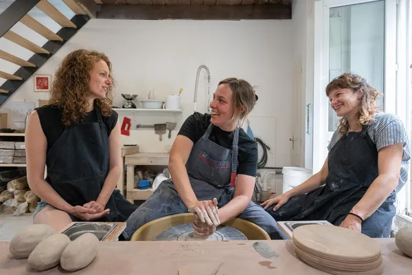 Réalisez votre pièce en grès avec Julie, céramiste - Image n°4 - Wecandoo