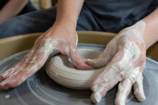 Réalisez votre pièce en grès avec Julie, céramiste - Image n°2 - Wecandoo