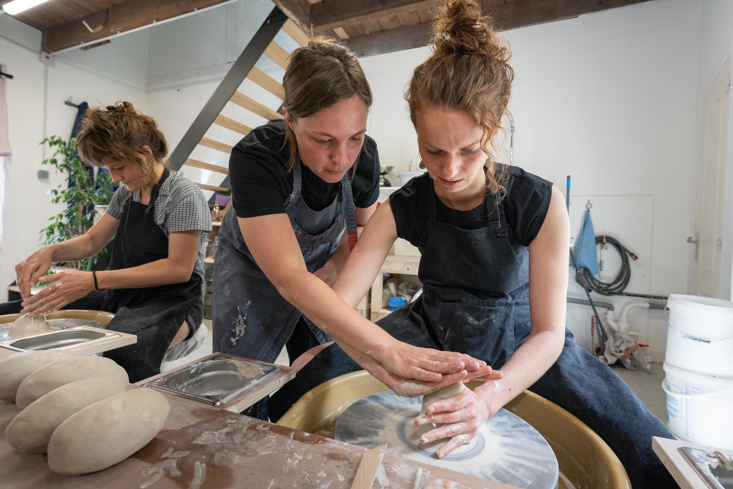 Réalisez votre pièce en grès avec Julie, céramiste - Image n°6 - Wecandoo