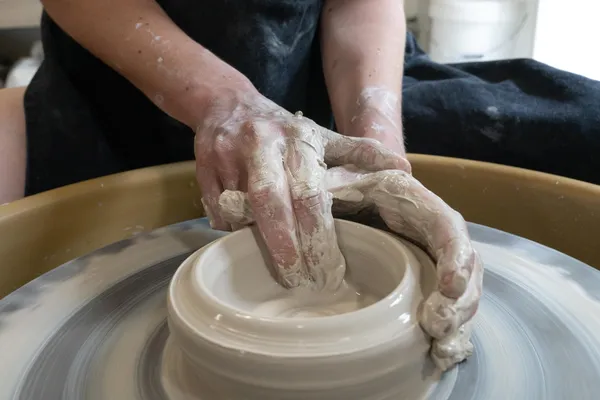 Initiez-vous au tour en réalisant votre pièce en porcelaine avec Julie - Image n°5 - Wecandoo