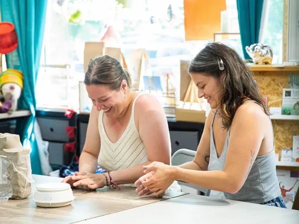 Modelez et décorez votre pièce en céramique avec Amélie - Image n°4 - Wecandoo