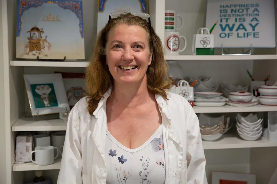 Alix : Décoratrice sur porcelaine à Paris