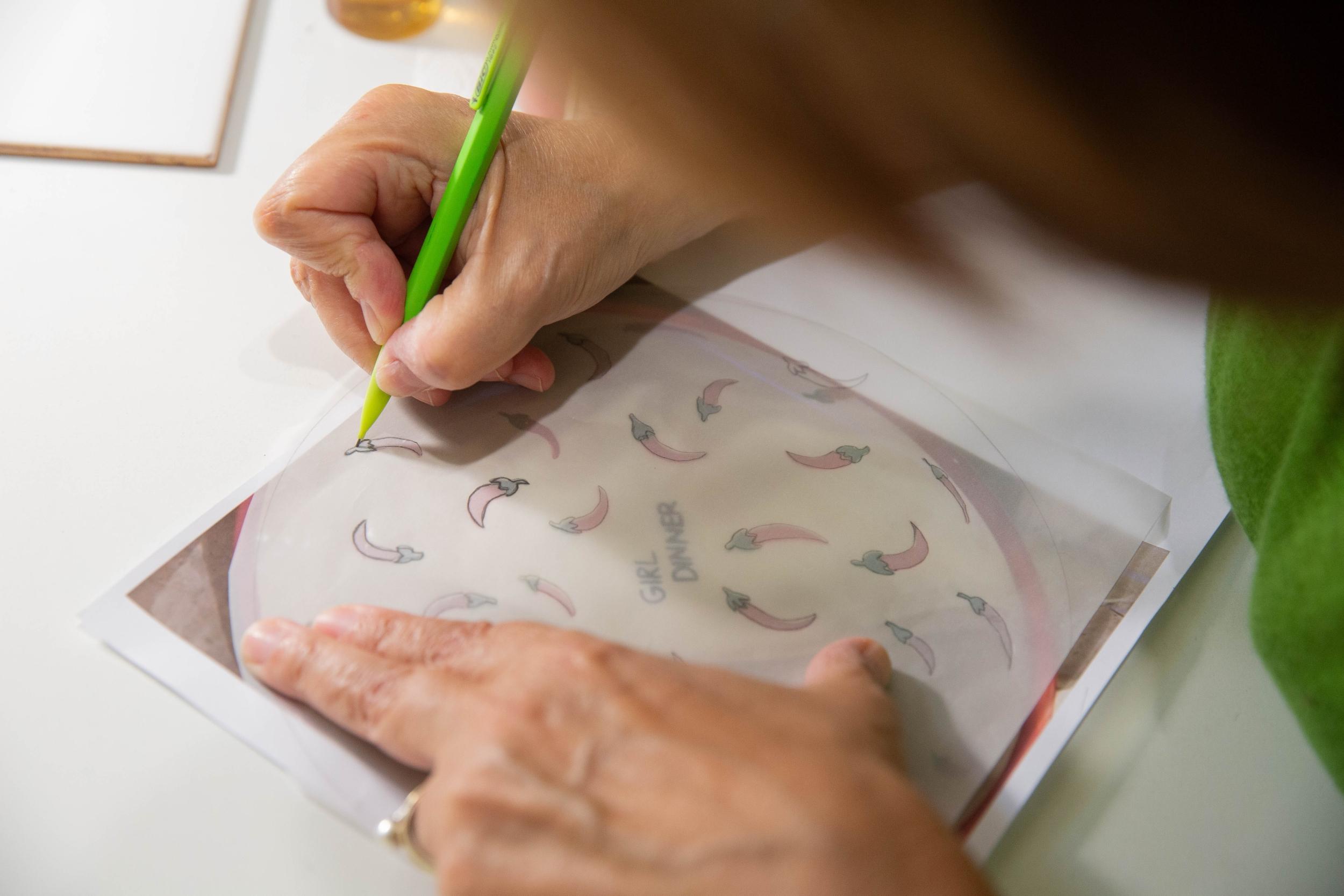 Initiez-vous au décor sur porcelaine en duo avec votre enfant accompagnés par Alix - Image n°6 - Wecandoo