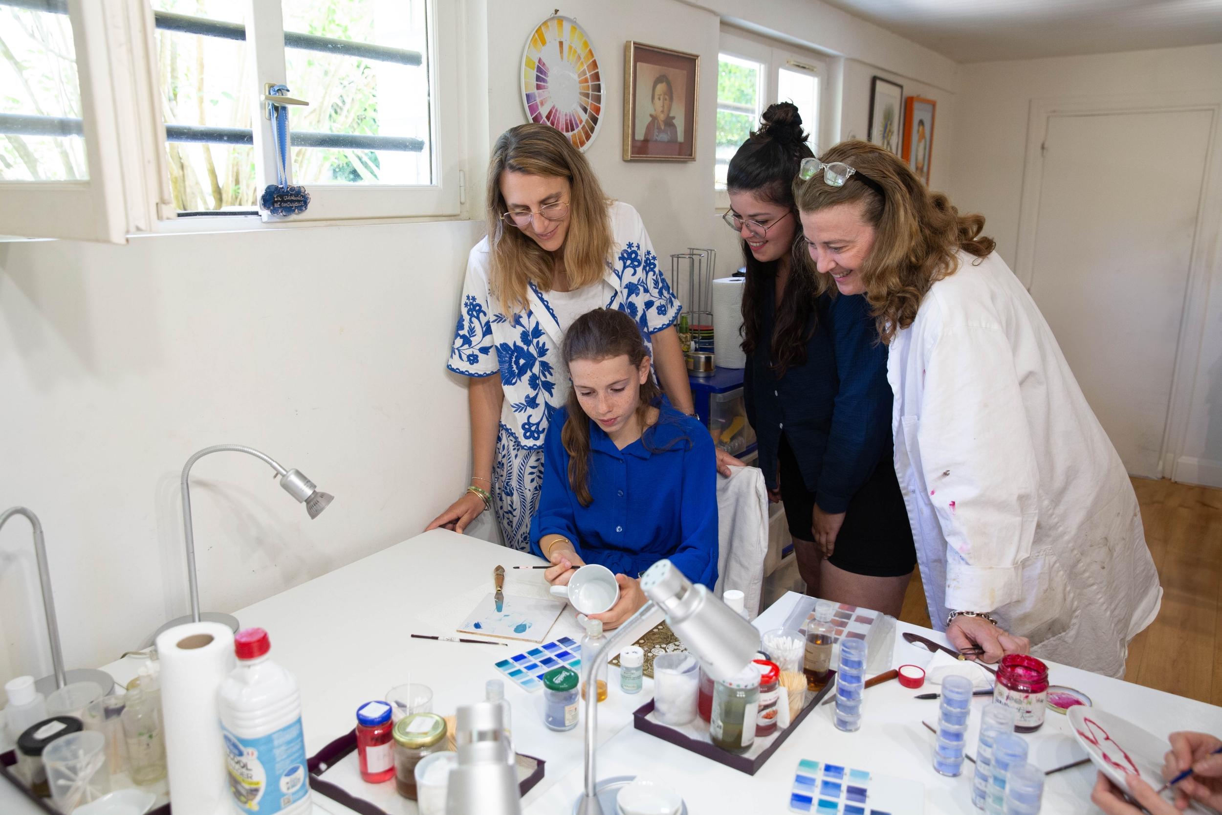 Initiez-vous au décor sur porcelaine en duo avec votre enfant accompagnés par Alix - Image n°7 - Wecandoo