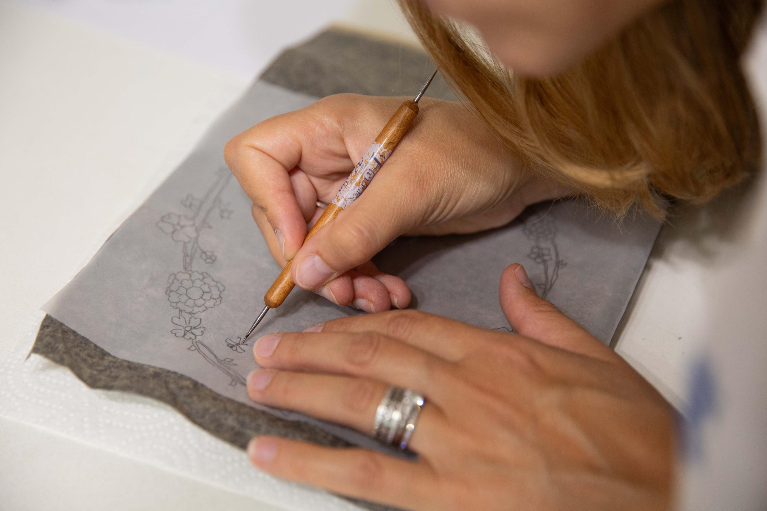 Initiez-vous au décor sur porcelaine en duo avec votre enfant accompagnés par Alix - Image n°2 - Wecandoo