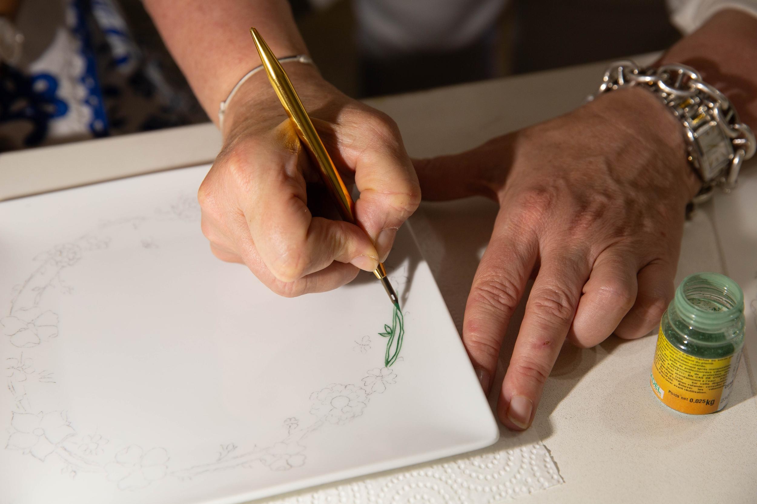 Initiez-vous au décor sur porcelaine en duo avec votre enfant accompagnés par Alix - Image n°8 - Wecandoo