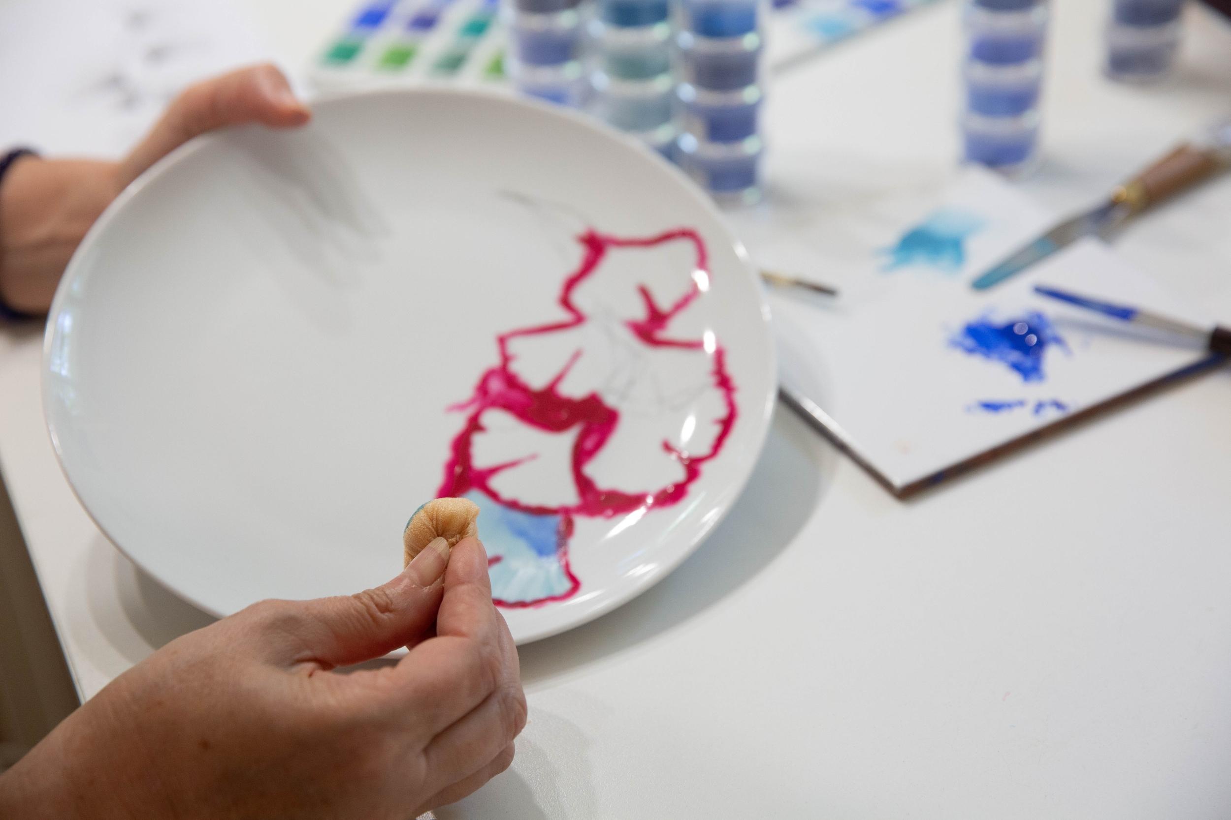 Initiez-vous au décor sur porcelaine en duo avec votre enfant accompagnés par Alix - Image n°9 - Wecandoo