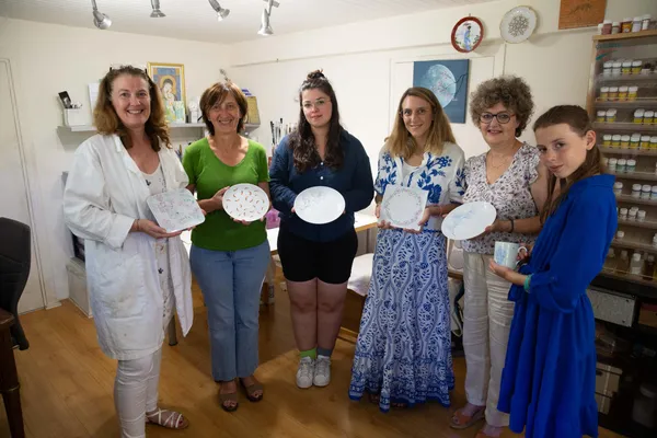 Initiez-vous à la peinture sur porcelaine en duo avec votre enfant accompagnés par Alix - Image n°4 - Wecandoo
