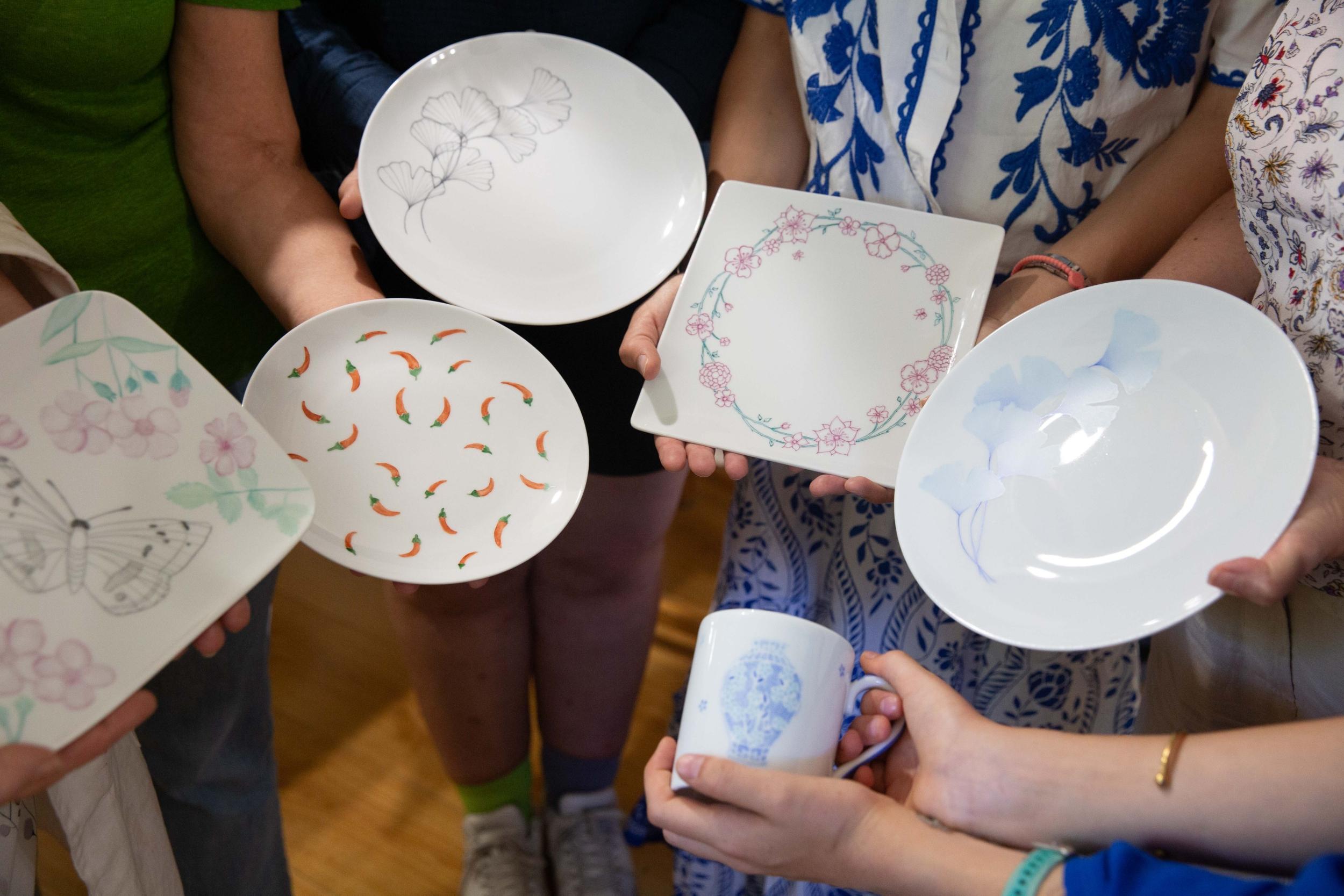 Initiez-vous au décor sur porcelaine en duo avec votre enfant accompagnés par Alix - Image n°10 - Wecandoo
