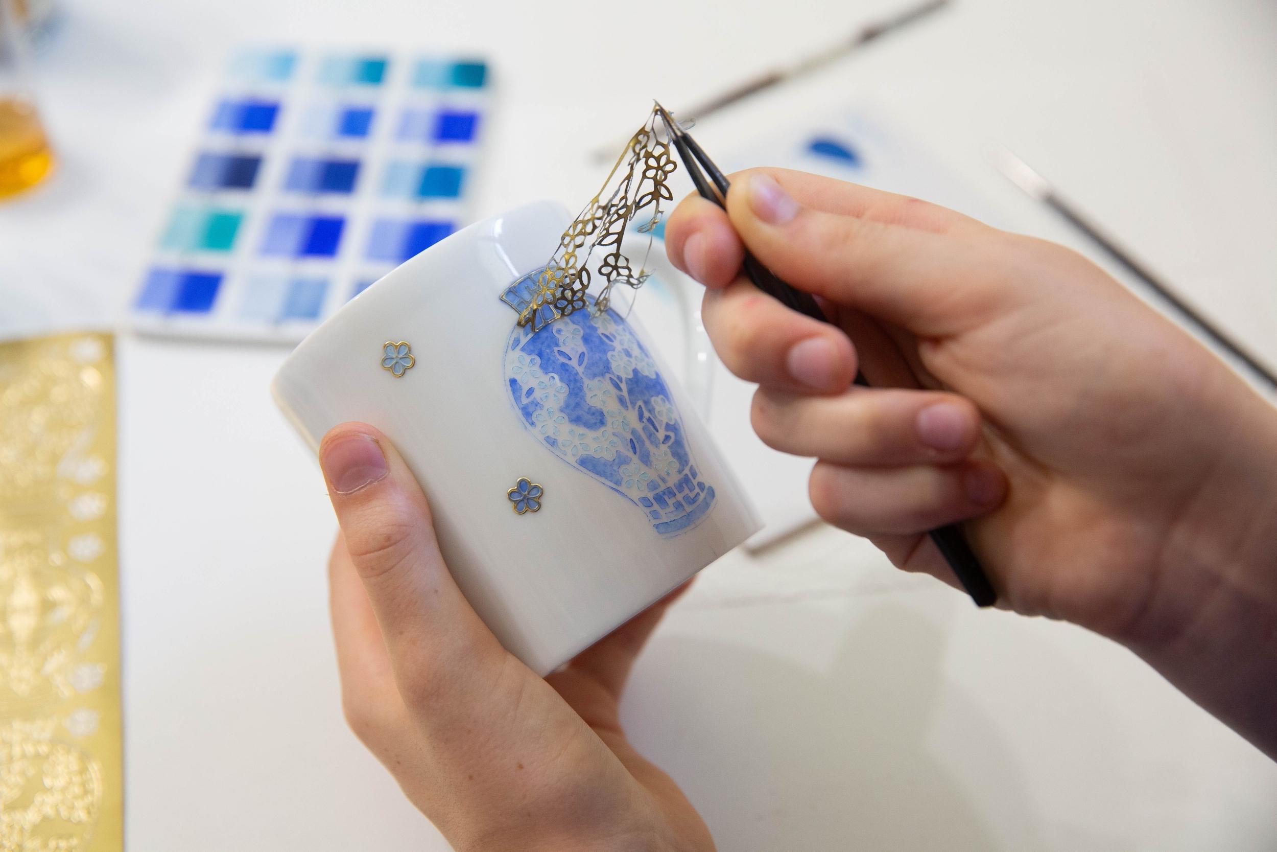 Découvrez la peinture sur porcelaine en duo