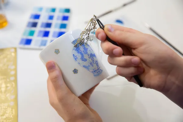 Initiez-vous au décor sur porcelaine à Paris