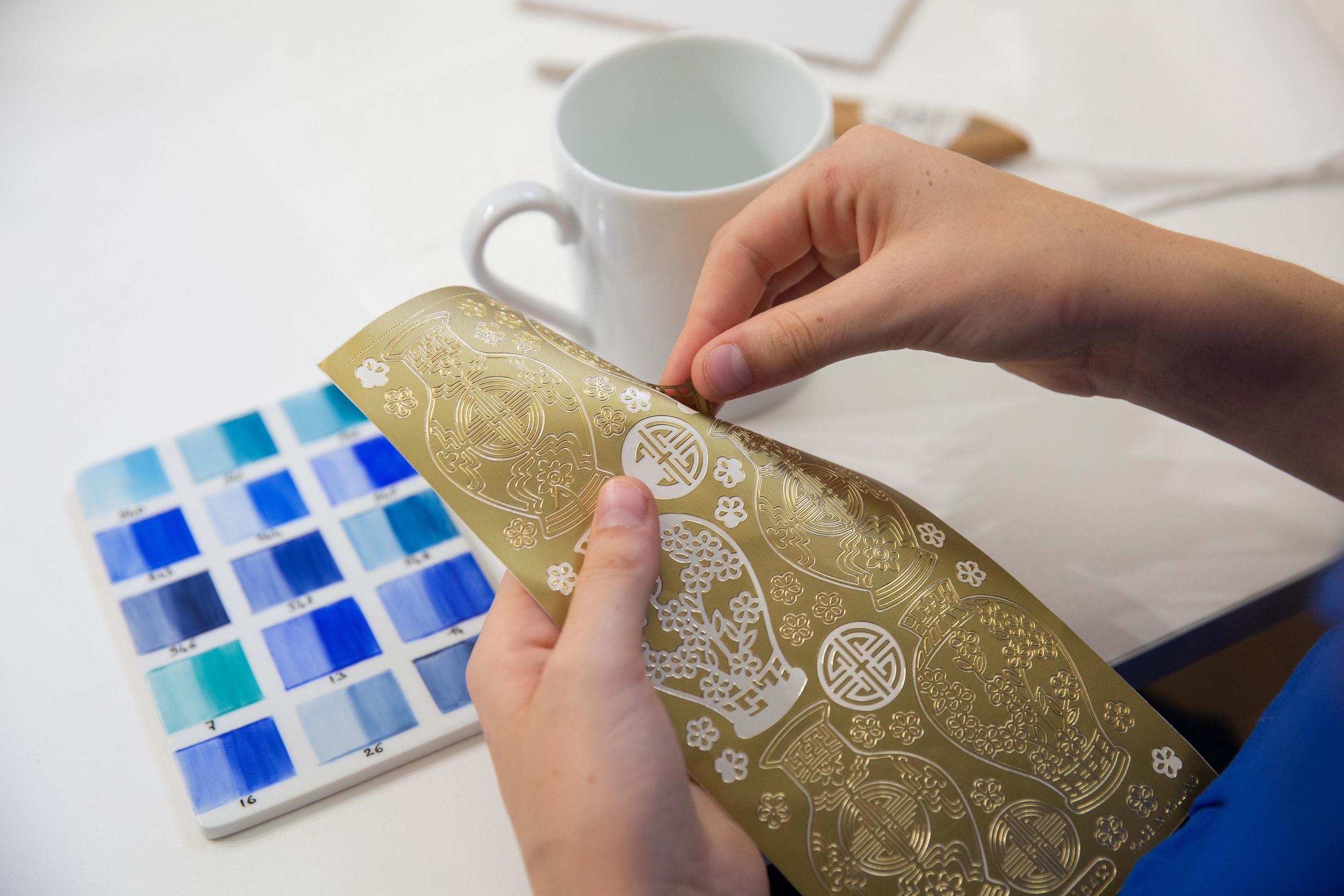 Initiez-vous au décor sur porcelaine avec Alix - Image n°9 - Wecandoo