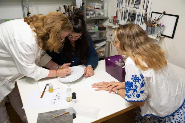 Initiez-vous à la peinture sur porcelaine avec Alix - Image n°3 - Wecandoo