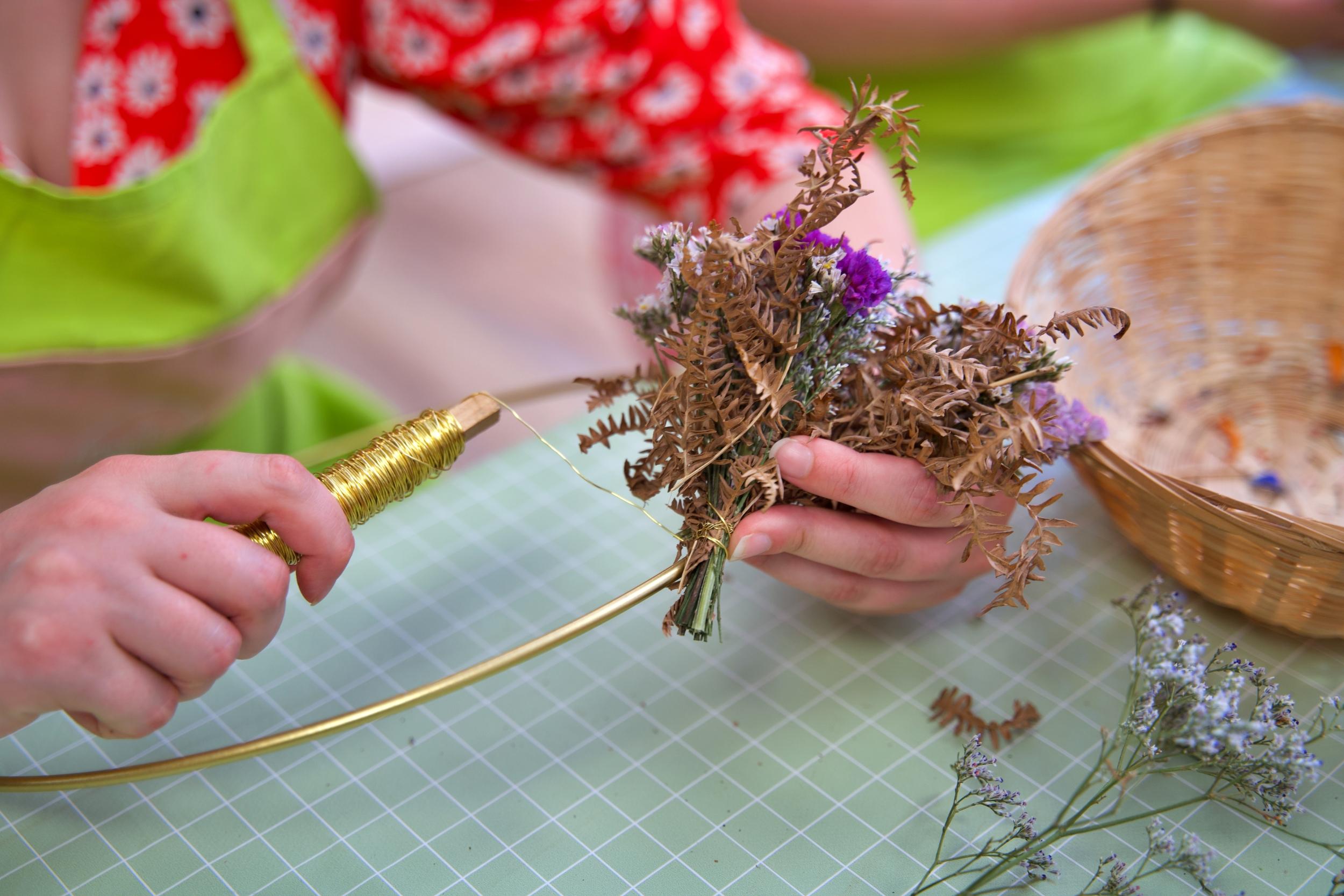 Réalisez votre couronne de fleurs séchées locales - Afbeelding nr. 6 - Wecandoo