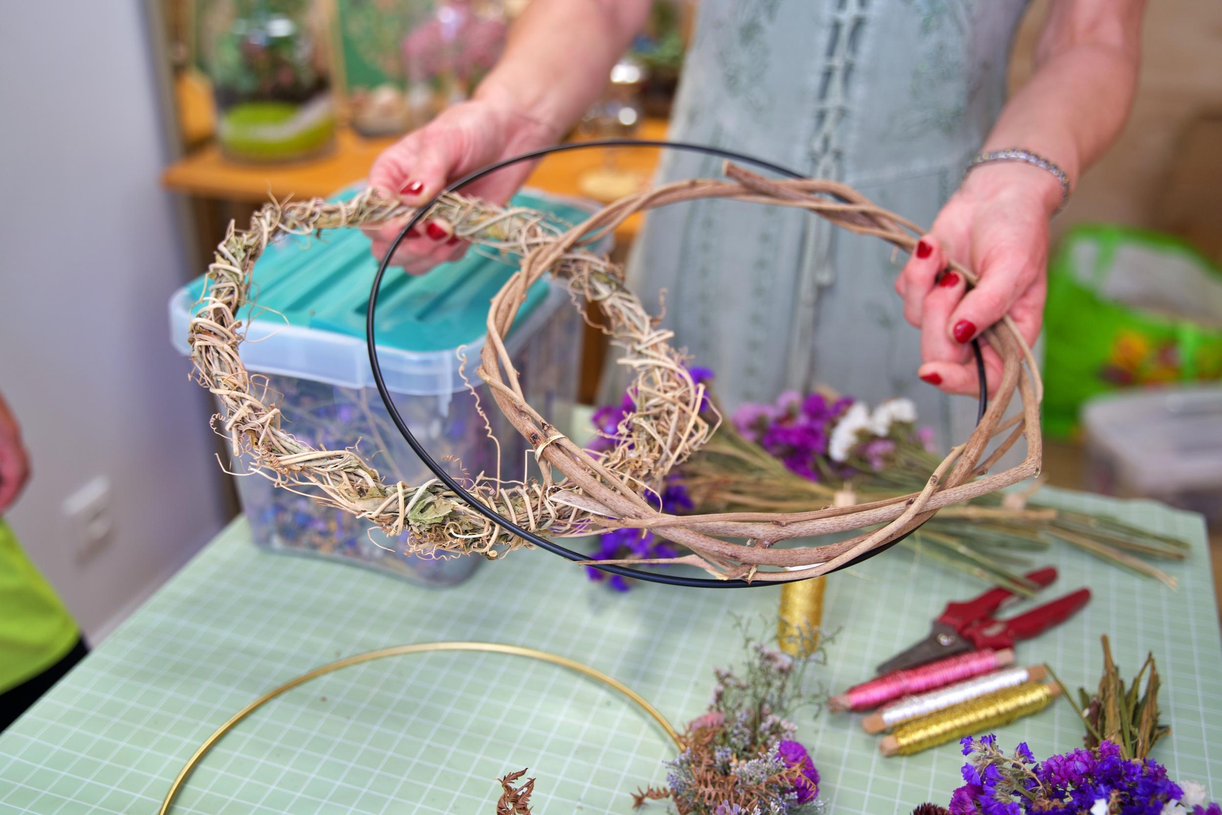 Réalisez votre couronne de fleurs séchées locales - Afbeelding nr. 4 - Wecandoo