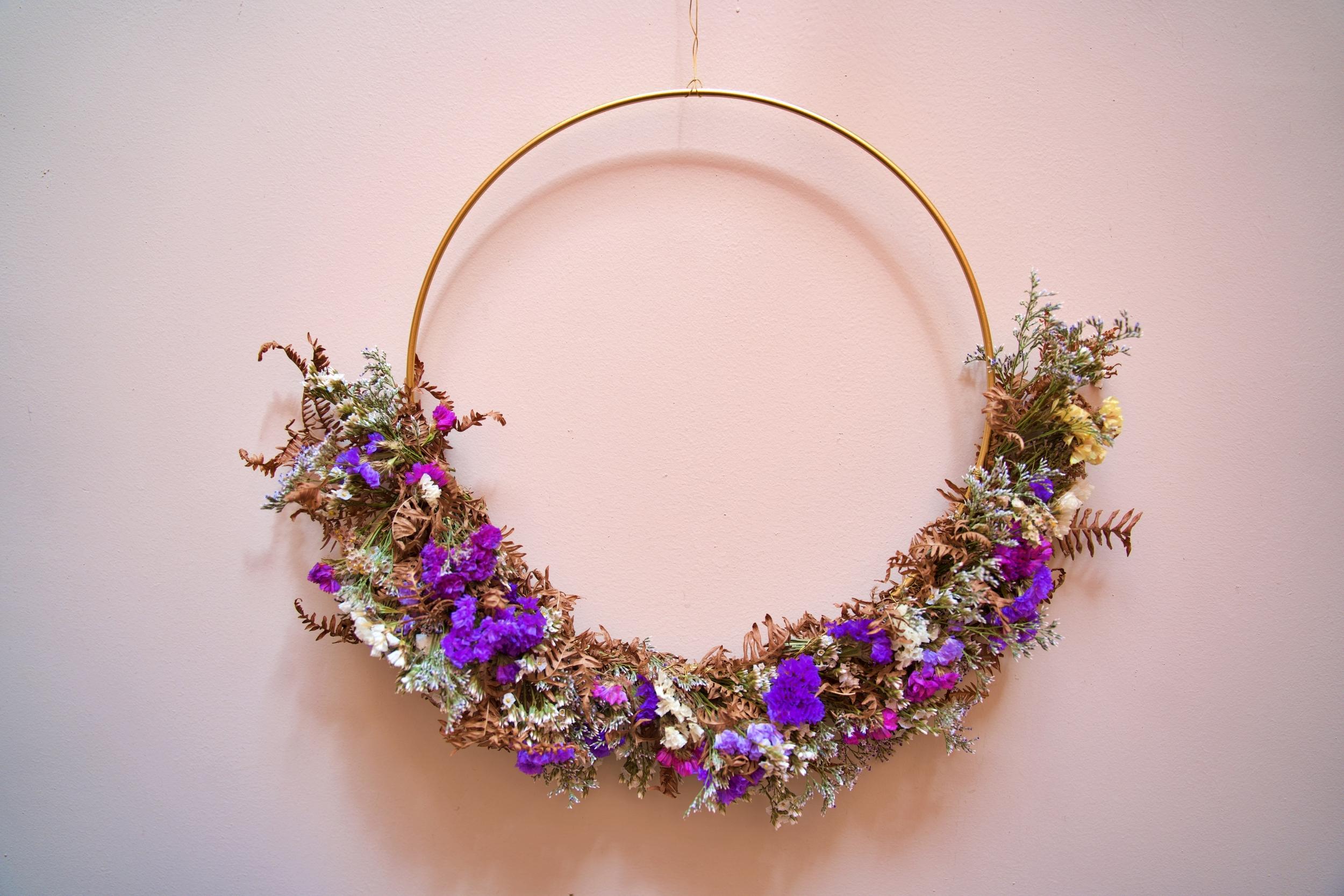 Réalisez votre couronne de fleurs séchées locales