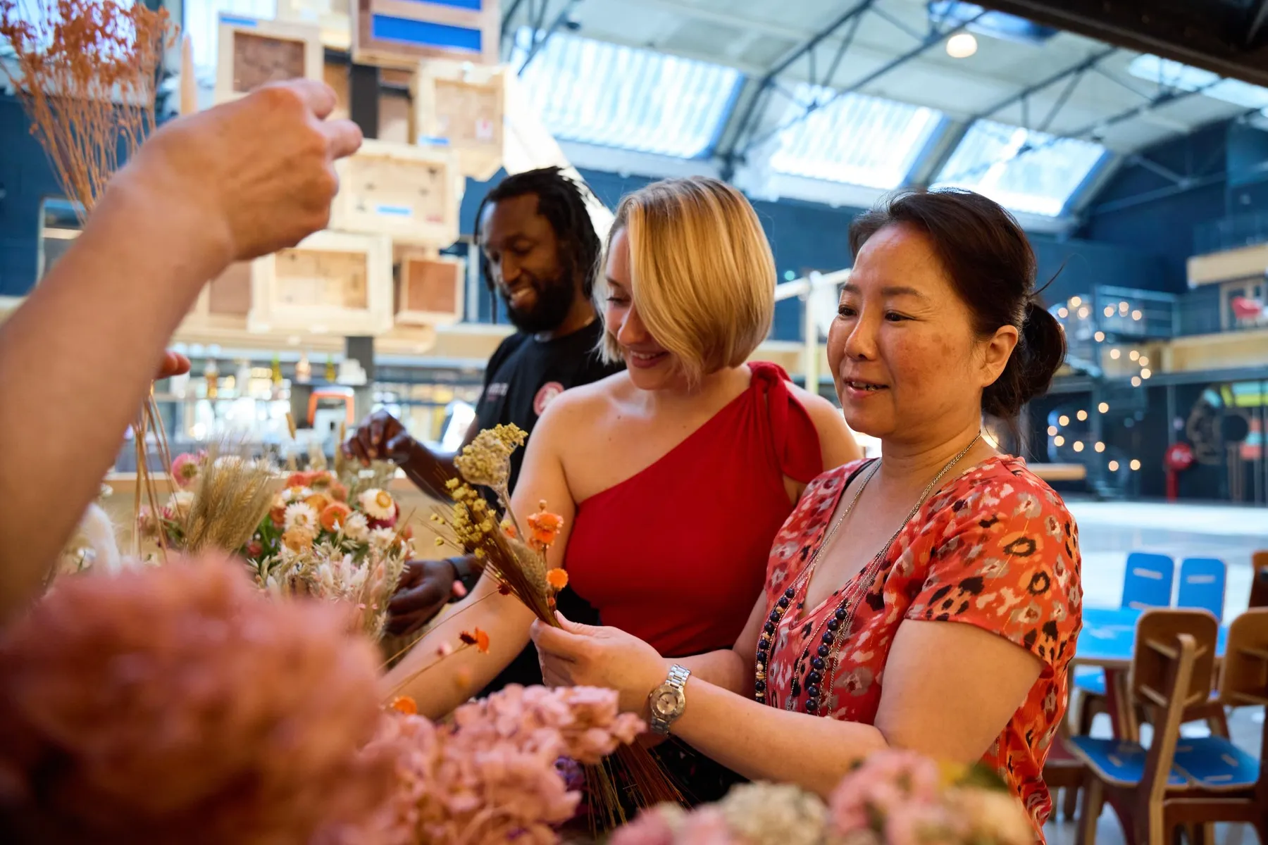 Réalisez votre couronne de fleurs séchées avec Elizabeta - Image n°4 - Wecandoo