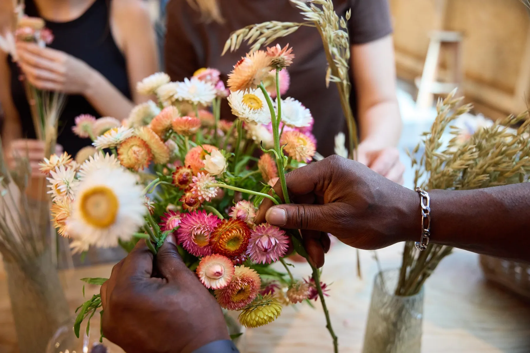 Réalisez votre couronne de fleurs séchées avec Elizabeta - Image n°3 - Wecandoo