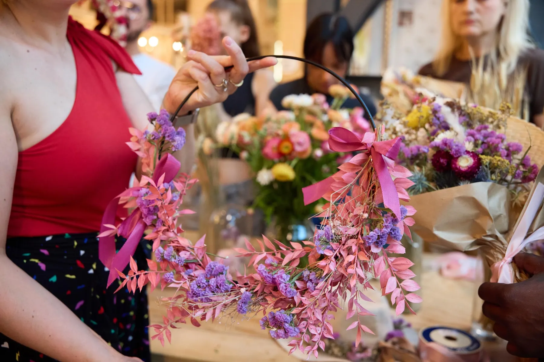 Réalisez votre couronne de fleurs séchées avec Elizabeta - Image n°5 - Wecandoo