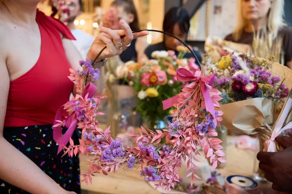 Réalisez votre couronne de fleurs séchées avec Elizabeta - Image n°5 - Wecandoo