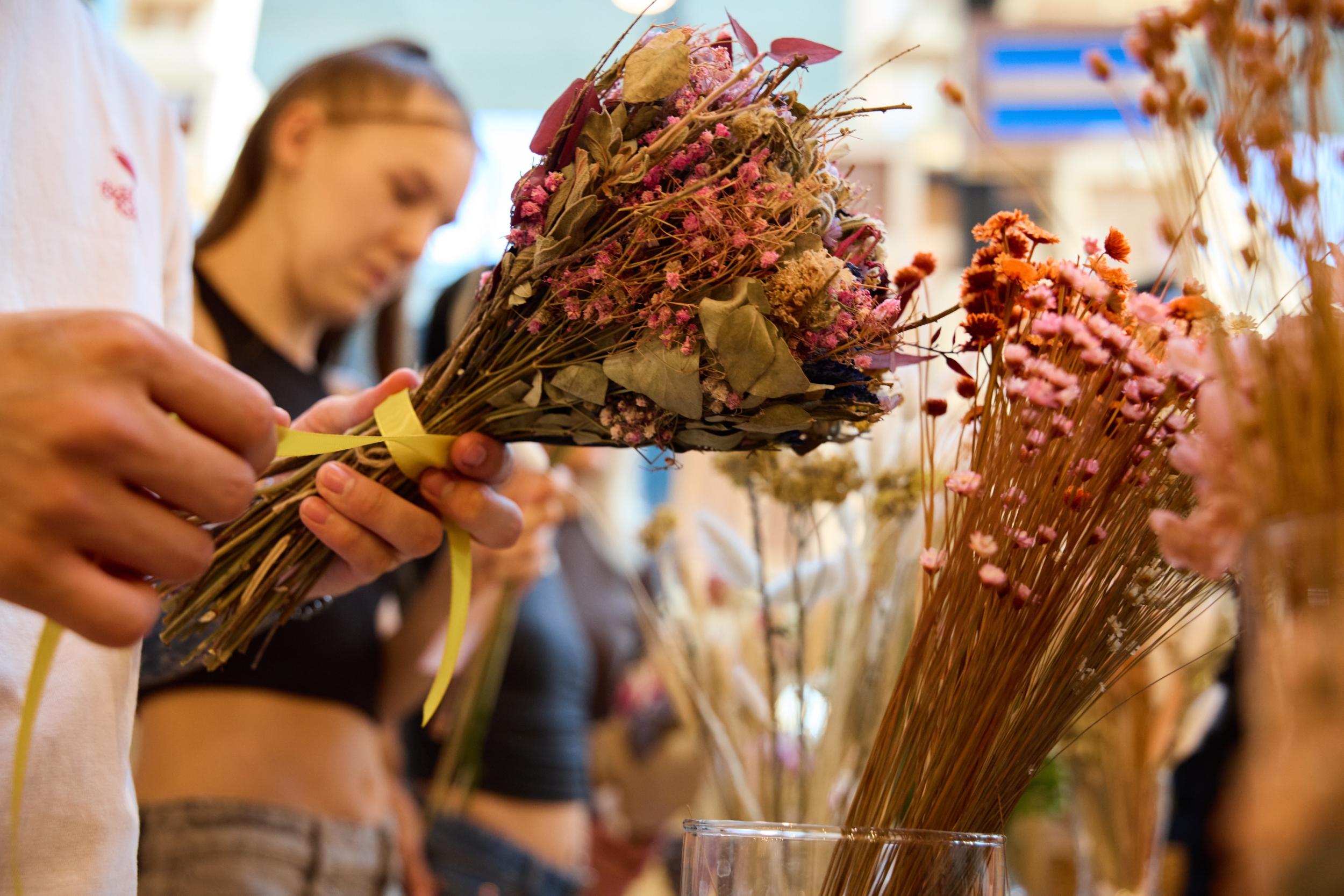 Réalisez votre bouquet de fleurs séchées avec Elizabeta - Image n°6 - Wecandoo