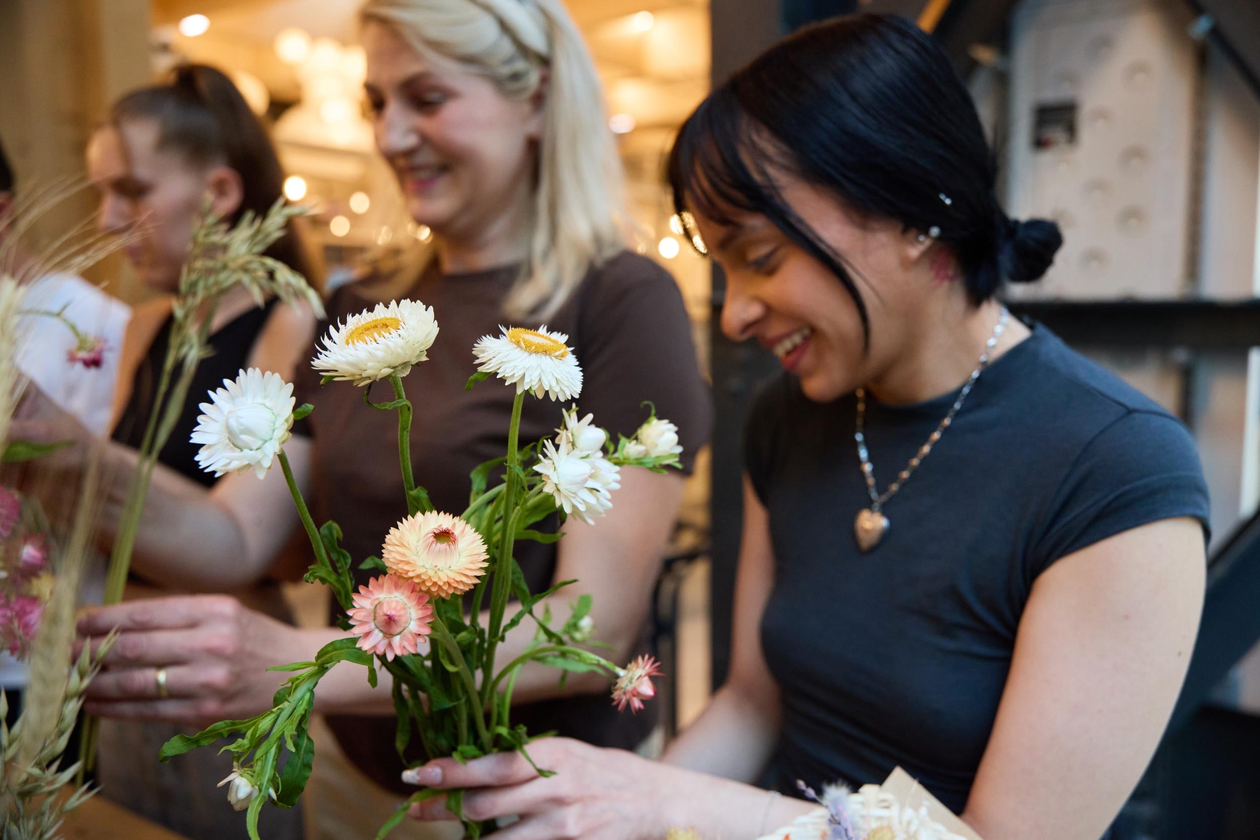 Réalisez votre bouquet de fleurs séchées avec Elizabeta - Image n°3 - Wecandoo