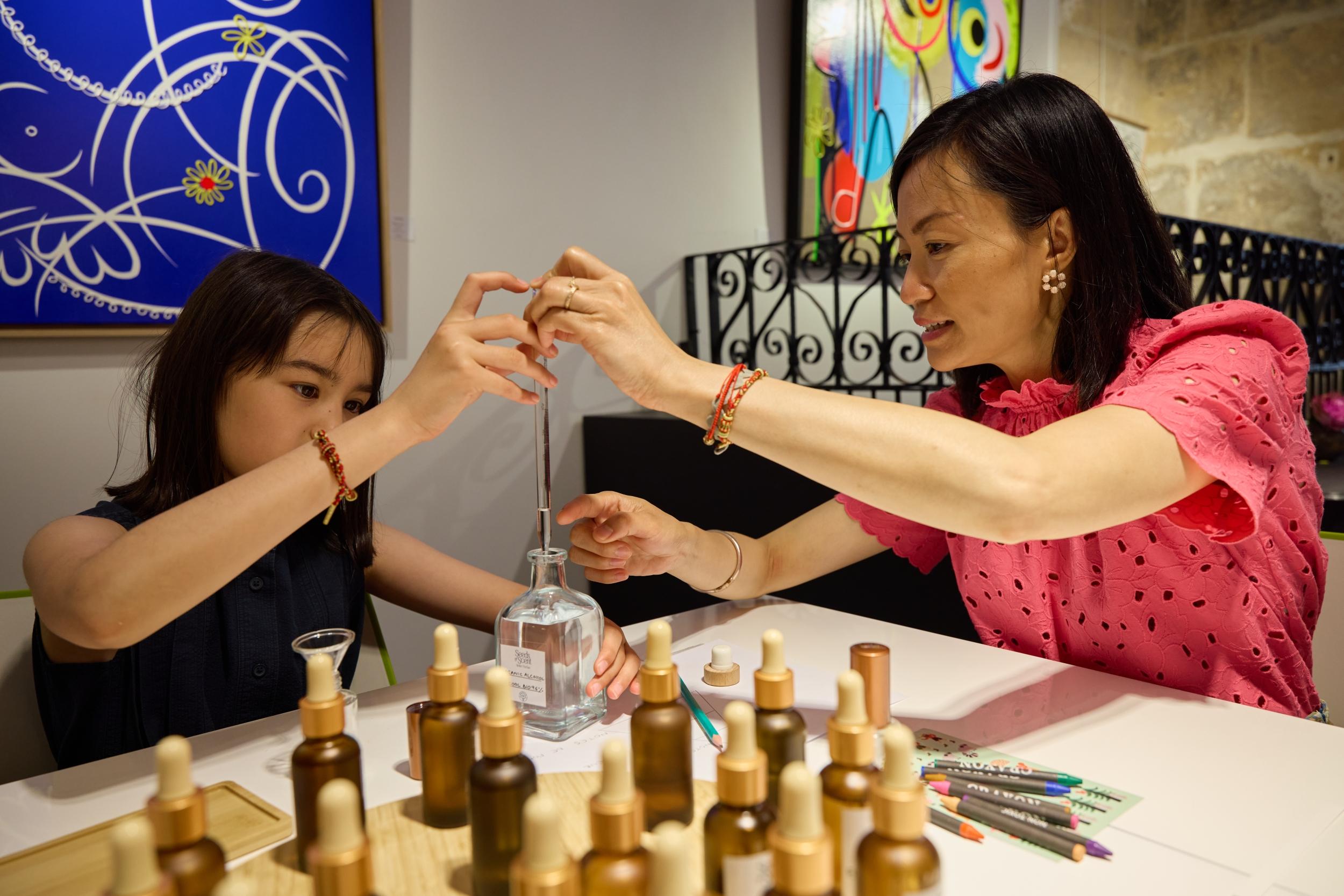 Fabriquez avec votre enfant son premier parfum accompagnés par Gauri - Image n°8 - Wecandoo