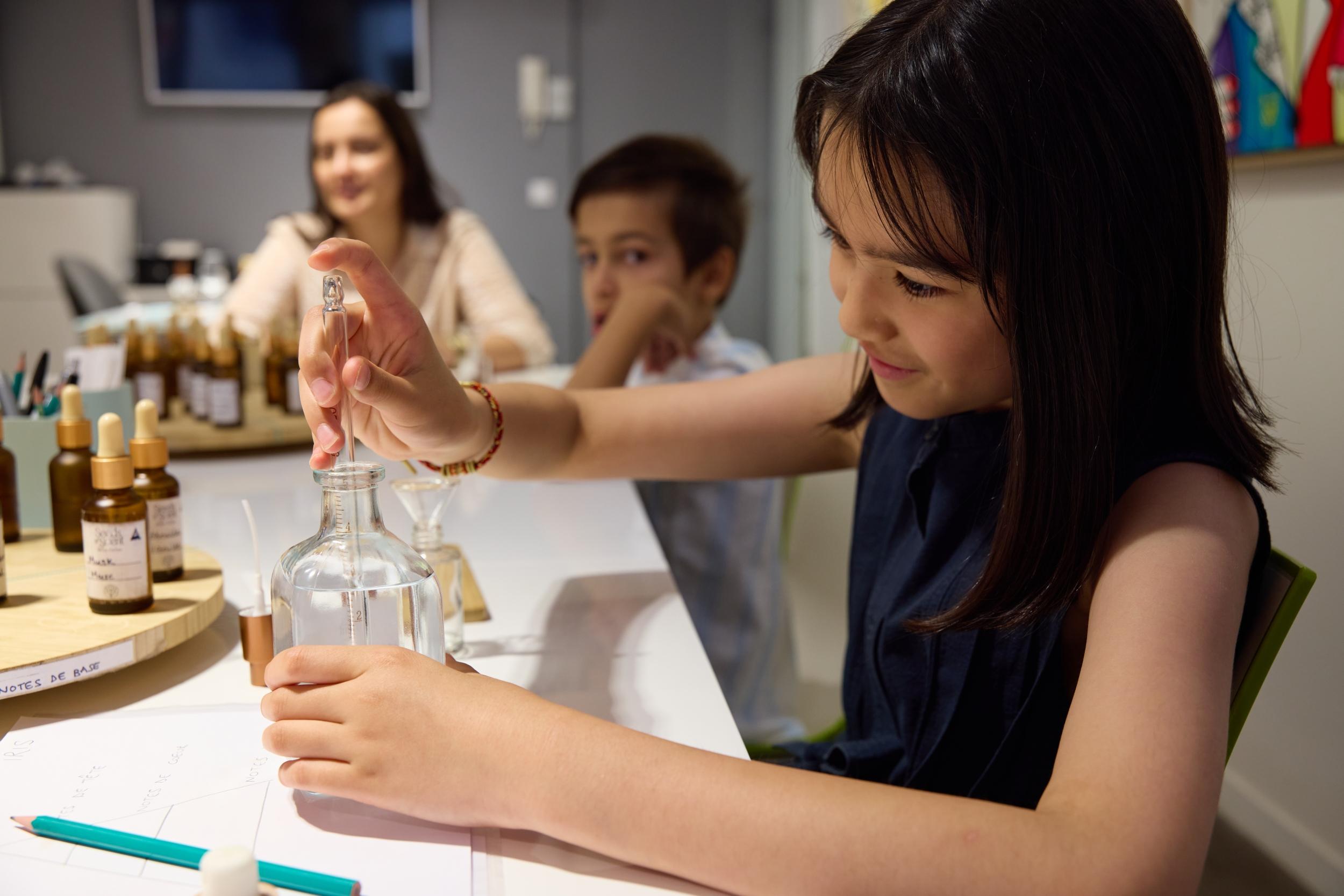 Fabriquez avec votre enfant son premier parfum accompagnés par Gauri - Image n°9 - Wecandoo