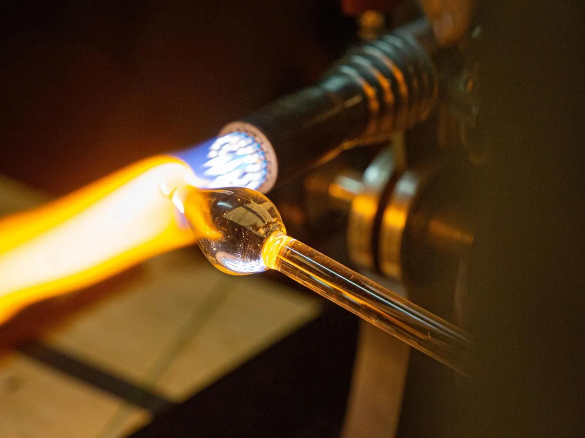 Initiez vous au soufflage et filage de verre