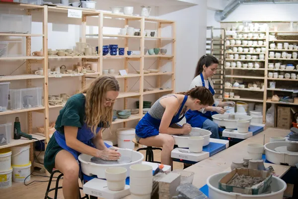 Initiez-vous au tour de potier dans le Viaduc des Arts avec Manon - Image n°2 - Wecandoo