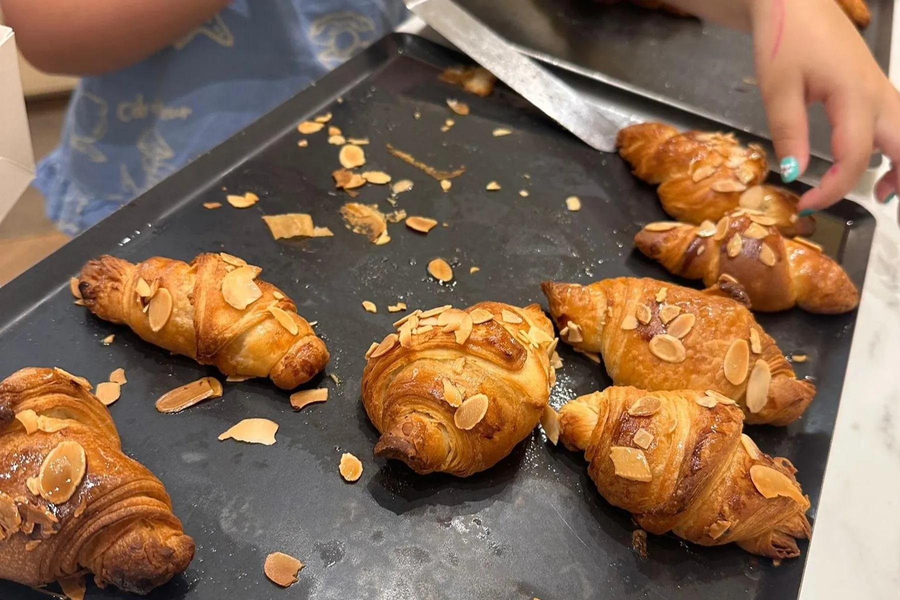 Réalisez vos viennoiseries avec Mounia et Emilie à Paris - Image n°3 - Wecandoo