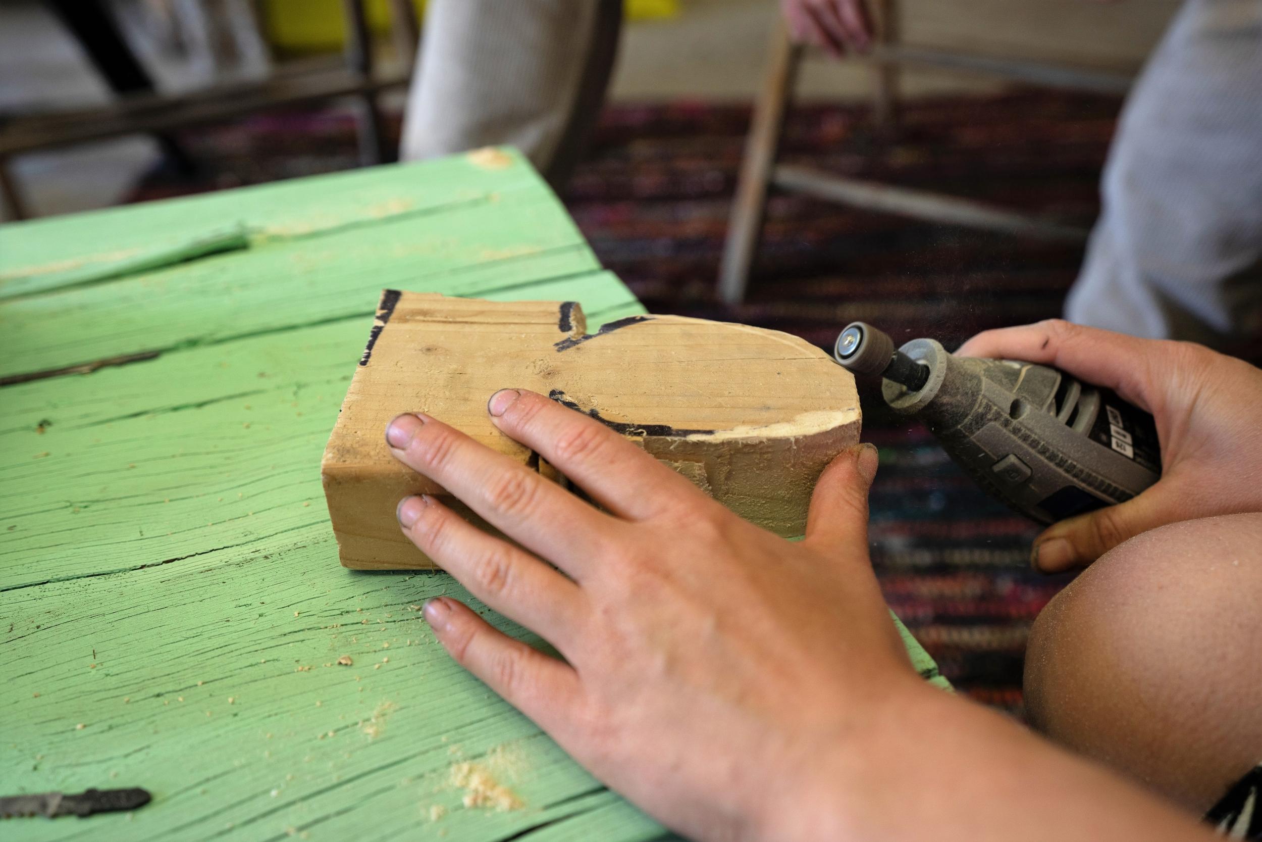 Sculptez et peignez vos soliflores en bois recyclé avec Line - Image n°6 - Wecandoo