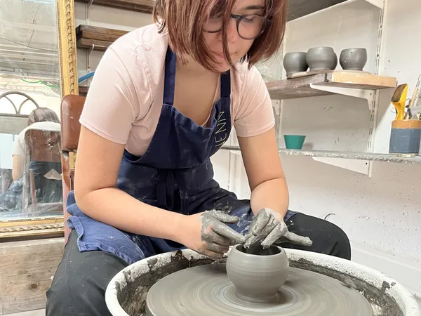Découvrez le tour de potier avec Marie - Image n°2 - Wecandoo