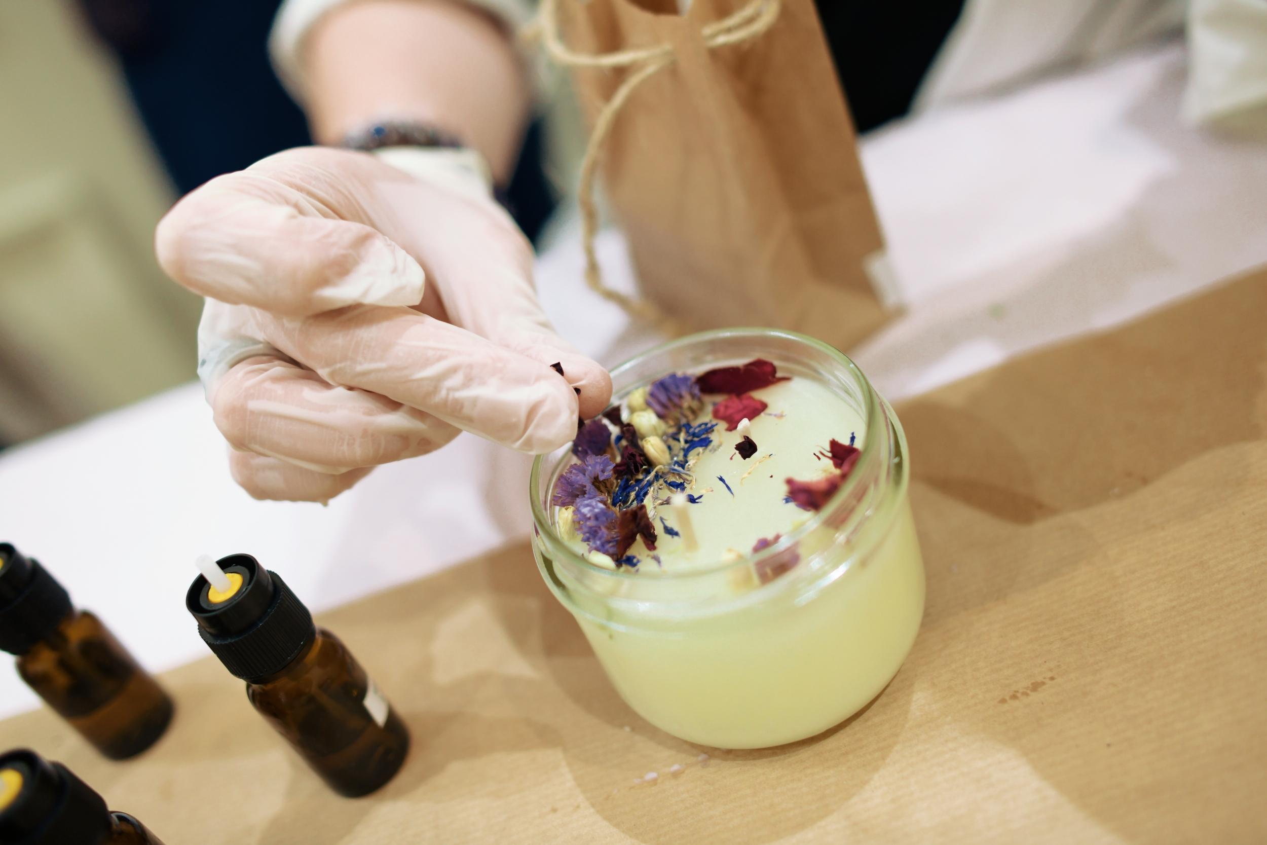 Réalisez votre bougie fleurie