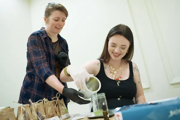 Réalisez votre bougie fleurie avec Emeline - Image n°4 - Wecandoo