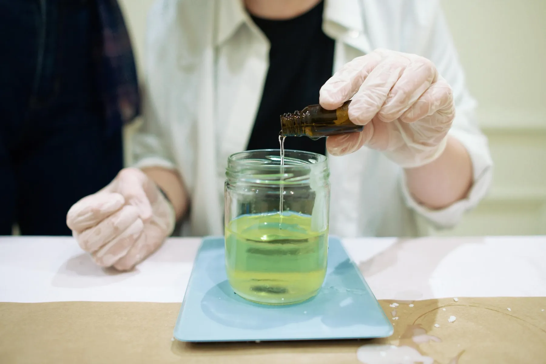 Réalisez votre bougie fleurie avec Emeline - Image n°2 - Wecandoo