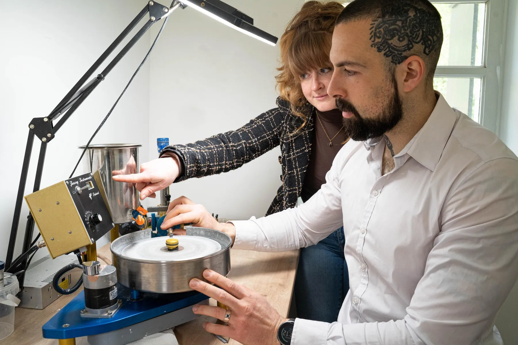 Façonnez votre cabochon unique à partir d'une pierre d’Auvergne avec Alexandra - Image n°3 - Wecandoo