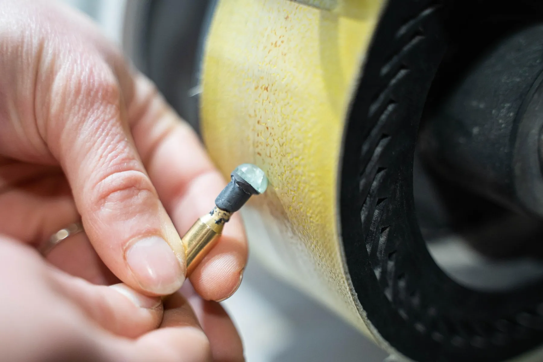 Façonnez votre cabochon unique à partir d'une pierre d’Auvergne avec Alexandra - Image n°2 - Wecandoo