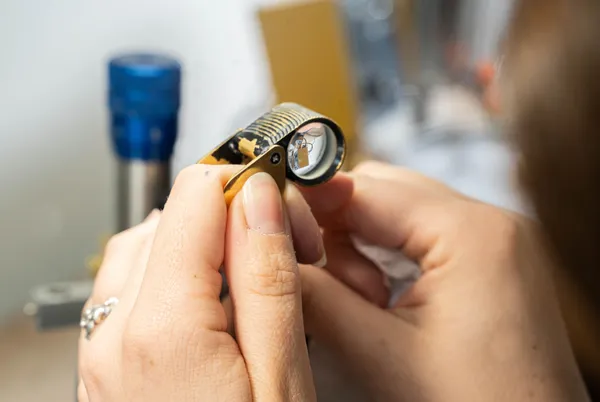 Façonnez votre cabochon unique à partir d'une pierre d’Auvergne avec Alexandra - Image n°5 - Wecandoo