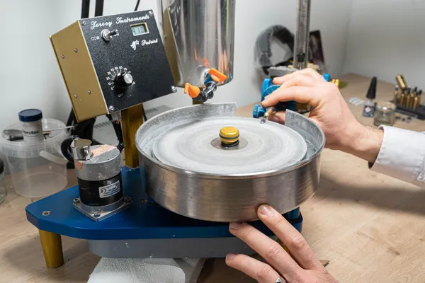 Taillez votre pierre précieuse avec Alexandra - Image n°3 - Wecandoo