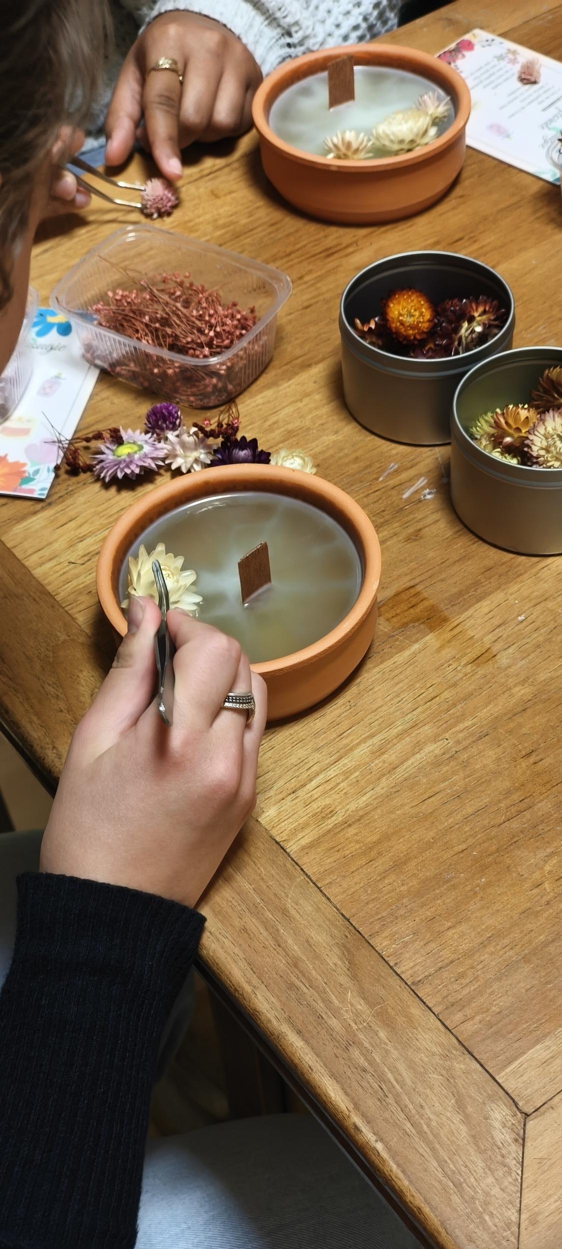 Créez votre bougie fleurie en duo avec votre enfant, accompagnés par Claire - Image n°11 - Wecandoo