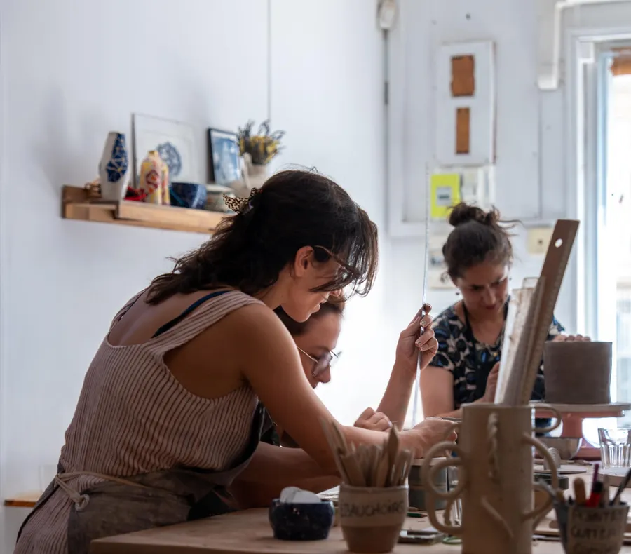 Réunissez votre équipe autour d'un atelier de modelage et dégustez du vin vieilli en jarre - Image n°1 - Wecandoo