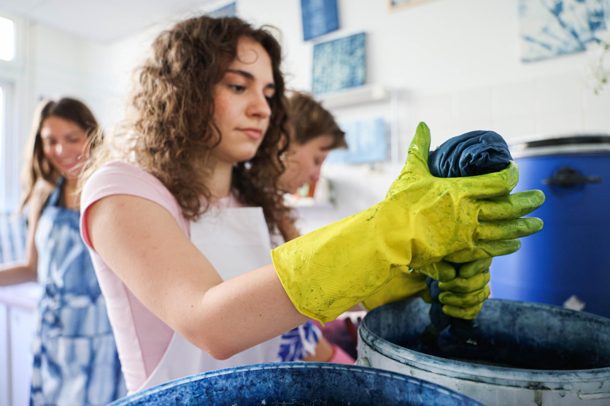 Initiez-vous à la teinture indigo et à l'art du shibori avec Quitterie - Image n°6 - Wecandoo
