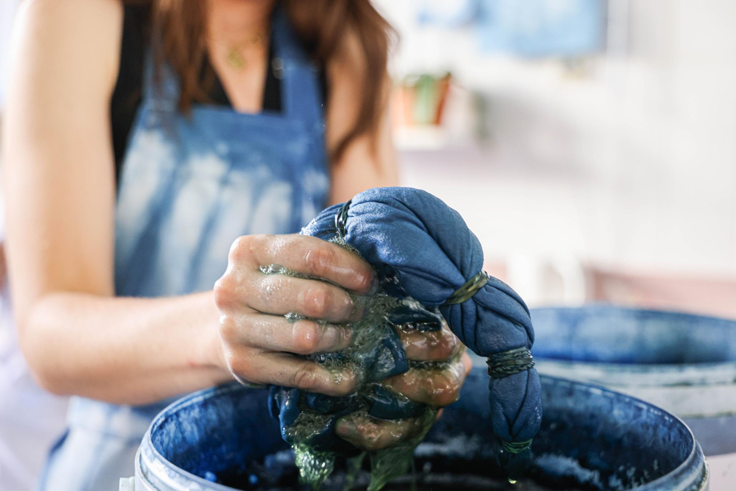 Initiez-vous à la teinture indigo et à l'art du shibori avec Quitterie - Image n°7 - Wecandoo