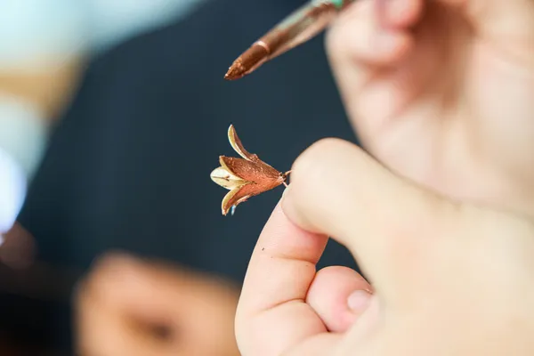 Créez vos bijoux grâce à la magie de la galvanoplastie avec Xavier à Paris - Image n°1 - Wecandoo